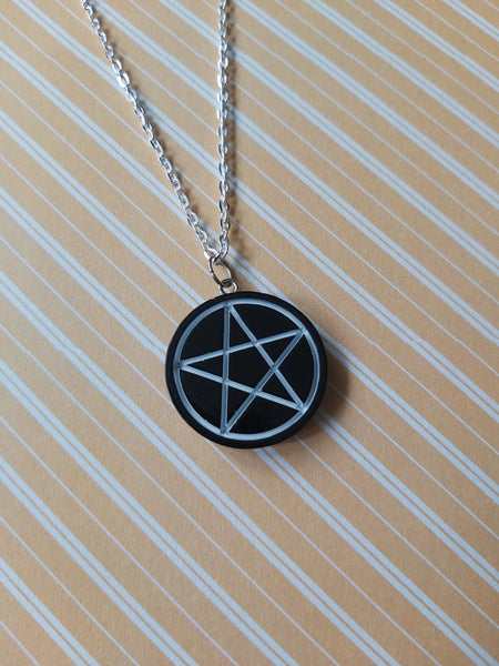 witchcraft necklace - pentagram 