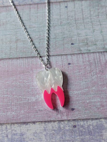 neon tooth necklace - pink 