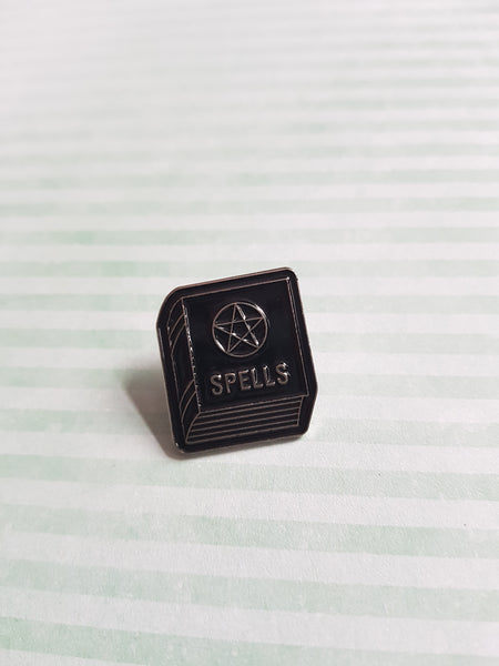 witchcraft pin badge - spellbook 